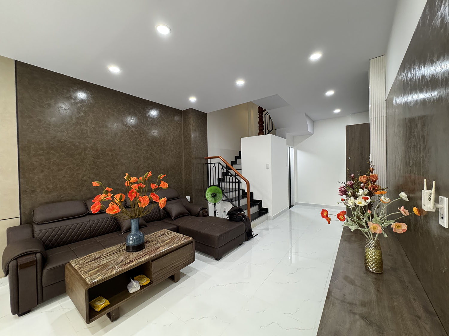 Nhà phố 3 lầu thiết kế Singapore đẹp lung linh full nội thất cao cấp hẻm xe hơi Khu VIP Quang Trung
